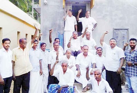 கூட்டுறவு தேர்தலுக்கு வேட்பாளர் பட்டியல் வெளியிடுவதில் தாமதம் போராட்டத்தில் ஈடுபட்டவர்களால் பரபரப்பு