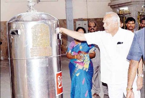 சமயபுரம் மாரியம்மன் கோவிலில் தமிழக கவர்னர் தரிசனம் உண்டியலில் காணிக்கை செலுத்தினார்