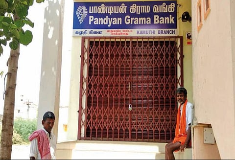 கிராமப்புற வங்கிகளை தனியார் மயமாக்க எதிர்ப்பு; பணியாளர்கள் வேலை நிறுத்தம்