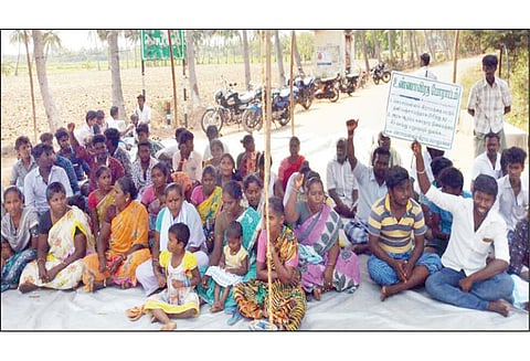 பெண்ணாடம் அருகே ஆரம்ப சுகாதார நிலையத்தை திறக்க கோரி பொதுமக்கள் உண்ணாவிரதம்