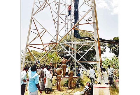 கேபிள் டி.வி. இணைப்பு துண்டிக்கப்பட்டதால் செல்போன் கோபுரத்தில் ஏறி வாலிபர் தற்கொலை மிரட்டல்