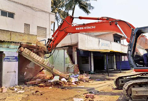 மணலி விரைவு சாலையில் 10-க்கும் மேற்பட்ட ஆக்கிரமிப்பு கடைகள் அகற்றம் வியாபாரிகள் சாலை மறியல்