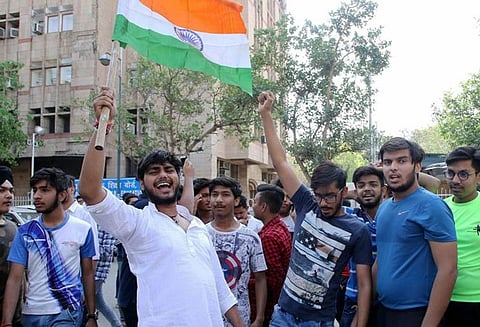 சிபிஎஸ்இ வினாத்தாள் வெளியான விவகாரம் 10 வாட்ஸ் அப் குரூப் அடையாளம் காணப்பட்டது