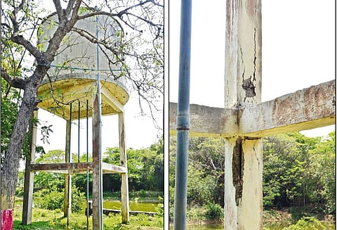 இடிந்து விழும் நிலையில் மேல்நிலை நீர்தேக்க தொட்டி