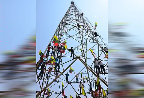 செல்போன் கோபுரத்தில் ஏறி தமிழக வாழ்வுரிமை கட்சியினர் போராட்டம், 26 பேர் கைது