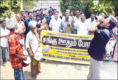 சமூக அமைப்புகள் சார்பில் உள்ளாட்சி தேர்தலை நடத்தக்கோரி சங்கு ஊதி நூதன போராட்டம்