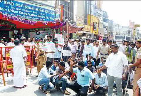 கூட்டுறவு சங்க தேர்தலில் போட்டியிட வேட்பு மனுக்கள் தராததால் வங்கிகளை முற்றுகையிட்டு தி.மு.க.வினர் போராட்டம்