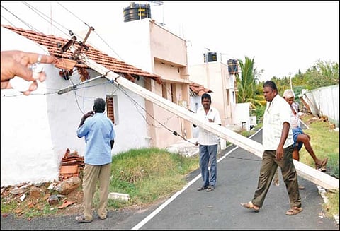 சூறாவளிக்காற்றுடன் பலத்த மழை ; கிராமங்கள் இருளில் மூழ்கின