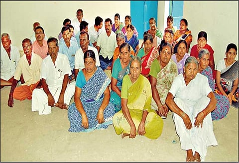 அடிப்படை வசதிகள் கோரி ஊராட்சி ஒன்றிய அலுவலரை கிராம மக்கள் சிறைபிடிப்பு