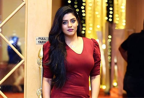 கவர்ச்சிக்கு மாறிய இனியா