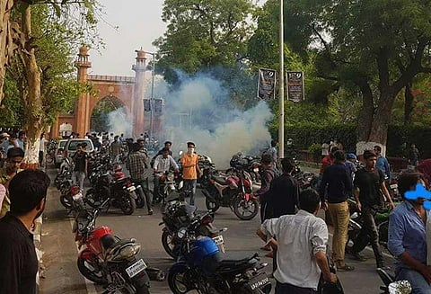 ஜின்னா புகைப்பட விவகாரம் அலிகார் முஸ்லிம் பல்கலைக்கழகம் முன் போராட்டம் வெடித்தது