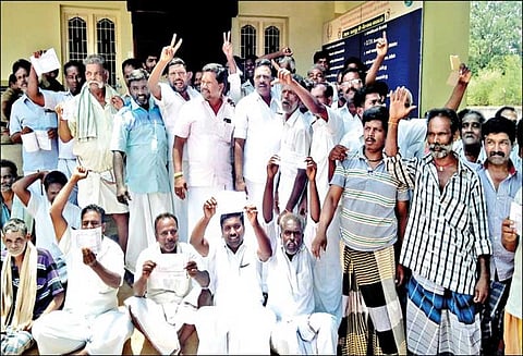 வேட்புமனு பரிசீலனைக்கு அதிகாரி வராததை கண்டித்து முற்றுகை