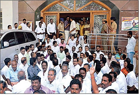 கூட்டுறவு சங்க தேர்தலை முறையாக நடத்தக்கோரி தி.மு.க.வினர் போராட்டம்