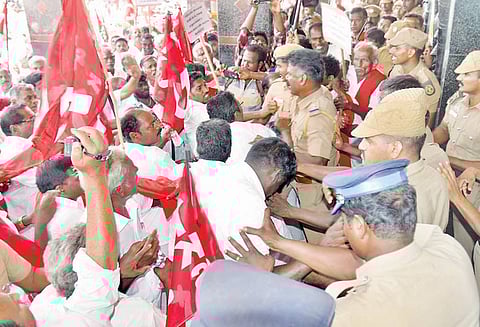 காவிரி மேலாண்மை வாரியம் அமைக்க வலியுறுத்தி விவசாயிகள் சங்கத்தினர் ரெயில் நிலையத்தை முற்றுகை