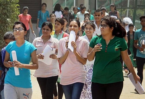 மருத்துவ படிப்புகளில் சேர கடும் போட்டியிடும் மாணவர்கள்