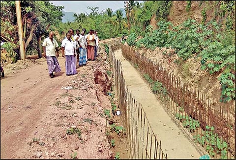 ஆமை வேகத்தில் நடைபெறும் வாய்க்கால் சீரமைக்கும் பணி