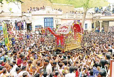 அழகர்மலை சென்றடைந்தார் கள்ளழகர்: பூசணிக்காய் திருஷ்டி சுற்றி, மலர் தூவி பக்தர்கள் வரவேற்பு
