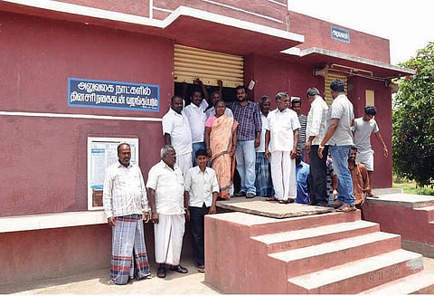 தொடக்க வேளாண்மை கூட்டுறவு கடன் சங்கத்திற்கு பூட்டு போட்டு போராட்டம்