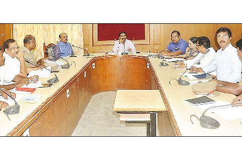 ஆழித்தேரோட்ட விழாவை சிறப்பாக நடத்த அனைத்து அலுவலர்களும் முழு ஒத்துழைப்பு தர வேண்டும் - கலெக்டர்