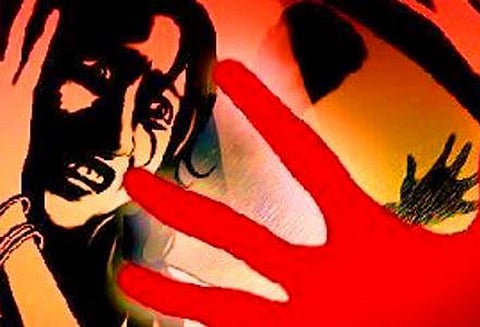 சேலத்தில் இளம்பெண்ணை மிரட்டி கற்பழிப்பு: கைதான வாலிபர்களின் செல்போனில் ஆபாச வீடியோ