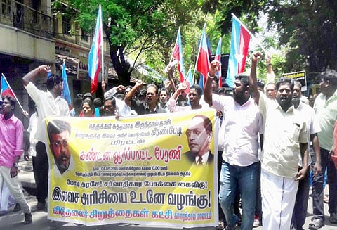 இலவச அரிசி வழங்காததை கண்டித்து கவர்னர் உருவபொம்மை எரிப்பு: விடுதலை சிறுத்தைகள் கட்சியினர் கைது