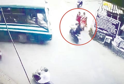 ஆசிரியையிடம் தங்க சங்கிலி பறிப்பு கண்காணிப்பு கேமராவில் மர்மநபர்களின் உருவம் பதிவானது