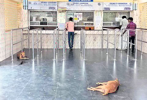 அடிப்படை வசதிகள் இல்லாமல் செயல்படும் ஆவடி ரெயில் நிலையம்