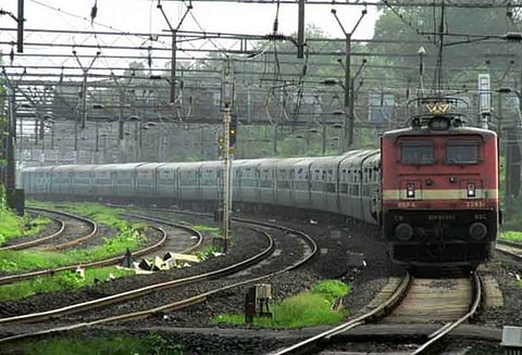 அரக்கோணம் யார்டில் விரிவாக்க பணிகள்; ரயில் சேவையில் மாற்றம் - பயணிகள் அவதி