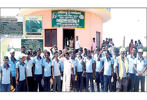 வனத்துறை அதிகாரிகளை கண்டித்து பிச்சாவரத்தில் படகுகளை இயக்காமல் தொழிலாளர்கள் திடீர் வேலை நிறுத்தம்