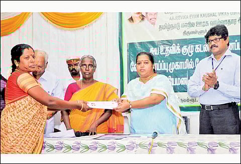 மகளிர் குழுவினருக்கு கடன் உதவித்தொகை