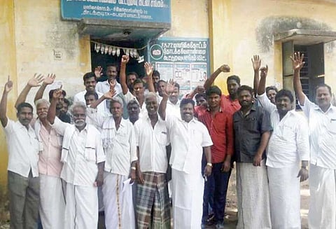 தேர்தலை ரத்து செய்யக்கோரி மாளிகைகோட்டம் கூட்டுறவு கடன் சங்கத்தை அரசியல் கட்சியினர் முற்றுகை