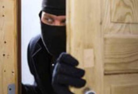 கோவில்பட்டி அருகே விவசாயி வீட்டில் நகை- பொருட்கள் திருட்டு