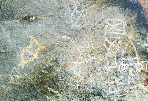 அகரம் வெப்பாளம்பட்டி துர்க்கம் அருகே பழமையான பாறை ஓவியம் கண்டுபிடிப்பு