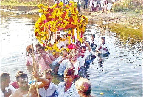 இறந்தவர் உடலை கழுத்தளவு தண்ணீரில் சுடுகாட்டுக்கு எடுத்து சென்ற அவலம்