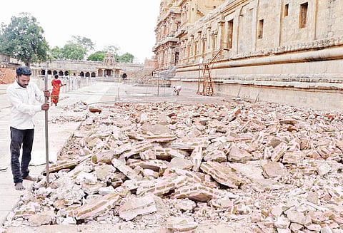 தஞ்சை பெரியகோவிலில் சேதமடைந்த தரைதளம் அகற்றும் பணி தீவிரம்