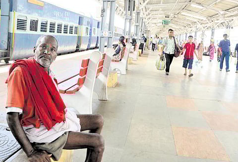 இப்படியும் வாழ்கிறார்கள்: பேத்திகளுக்காக தள்ளாத வயதிலும் சுமை தூக்கும் தொழிலாளி