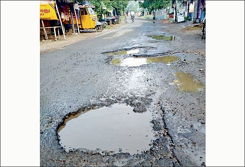 ஸ்ரீவில்லிபுத்தூர்-ஆலங்குளம் சாலை சீரமைக்கப்படுமா? வாகன ஓட்டிகள் எதிர்பார்ப்பு