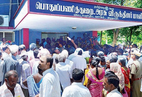 விருதுநகரில் பொதுமக்களிடம் கவர்னர் மனுக்கள் வாங்கினார்