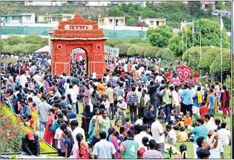 ஊட்டியில் கண்காட்சி: 25 ஆயிரம் ரோஜா மலர்களால் உருவாக்கப்பட்ட பிரமாண்ட இந்தியா கேட்