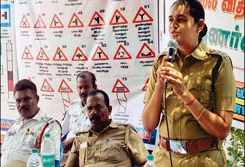 108 ஆம்புலன்ஸ் தகவல் குறிப்புகளை வெளியிட்டு பொதுமக்களுக்கு சாலை விதிகள், முதலுதவி குறித்த விளக்கம்