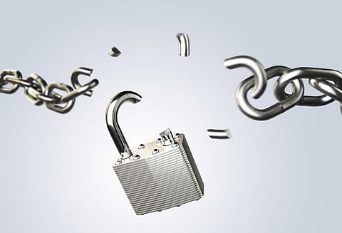 மறைமலைநகர் அருகே 2 வீடுகளின் பூட்டை உடைத்து நகை திருட்டு போலீசார் விசாரணை