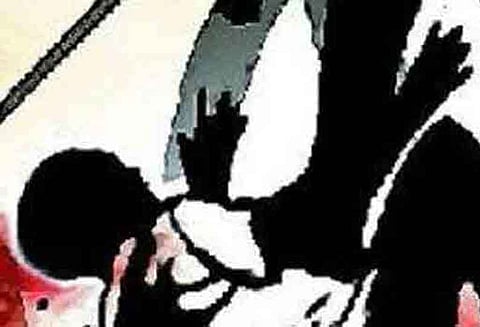 போடி அருகே அரசு அதிகாரி மீது தாக்குதல்: 3 பேருக்கு வலைவீச்சு