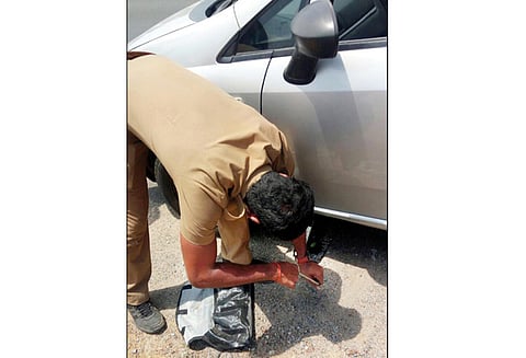 கார் டயர் வெடித்ததால் சாலையில் குழந்தையுடன் தவித்த பெண்கள் உதவி செய்த போலீசாருக்கு, பொதுமக்கள் பாராட்டு