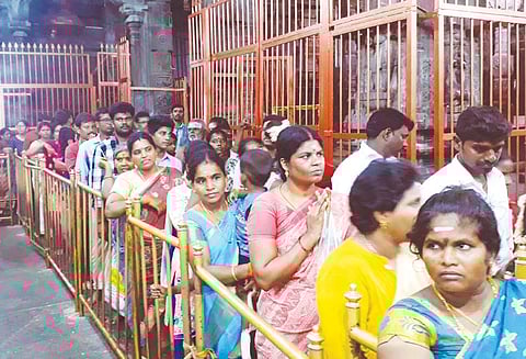 திருவண்ணாமலை அருணாசலேஸ்வரர் கோவிலில் பக்தர்கள் கூட்டம் அலைமோதியது