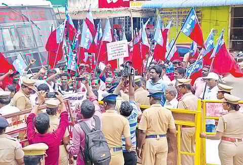 காவிரி மேலாண்மை வாரியம் அமைக்க மத்திய அரசை வலியுறுத்தி இளைஞர் பெருமன்றத்தினர் முற்றுகை