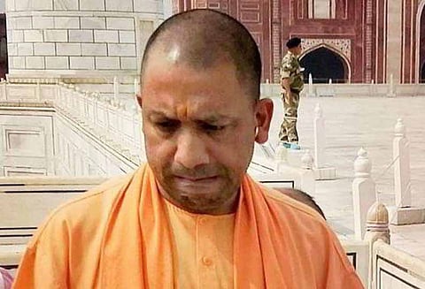 வயல் வெளியில் இறங்கிய முதல்வர் யோகி ஆதித்யநாத் ஹெலிகாப்டர்