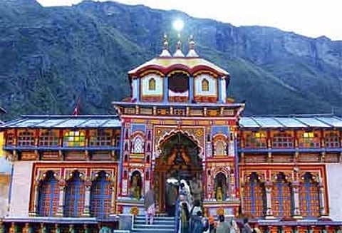 பத்ரிநாத் கோவிலுக்கு அரிய வகை பசுக்கள் நன்கொடை; முலாயம் சிங்கின் மருமகள் வழங்கினார்