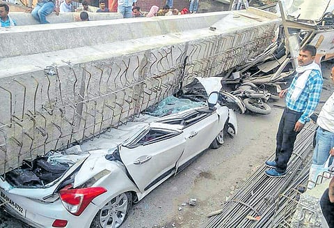 வாரணாசியில் புதிதாக கட்டப்பட்டு வந்த மேம்பாலம் இடிந்து 30 பேர் பலி