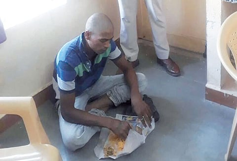 பாணாவரம் பகுதியில் சுற்றித்திரிந்த பெங்களூரு வாலிபர் உறவினர்களிடம் ஒப்படைப்பு