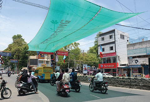 போக்குவரத்து சிக்னல்களில் கோடை வெயிலுக்கு நிழல் பந்தல்